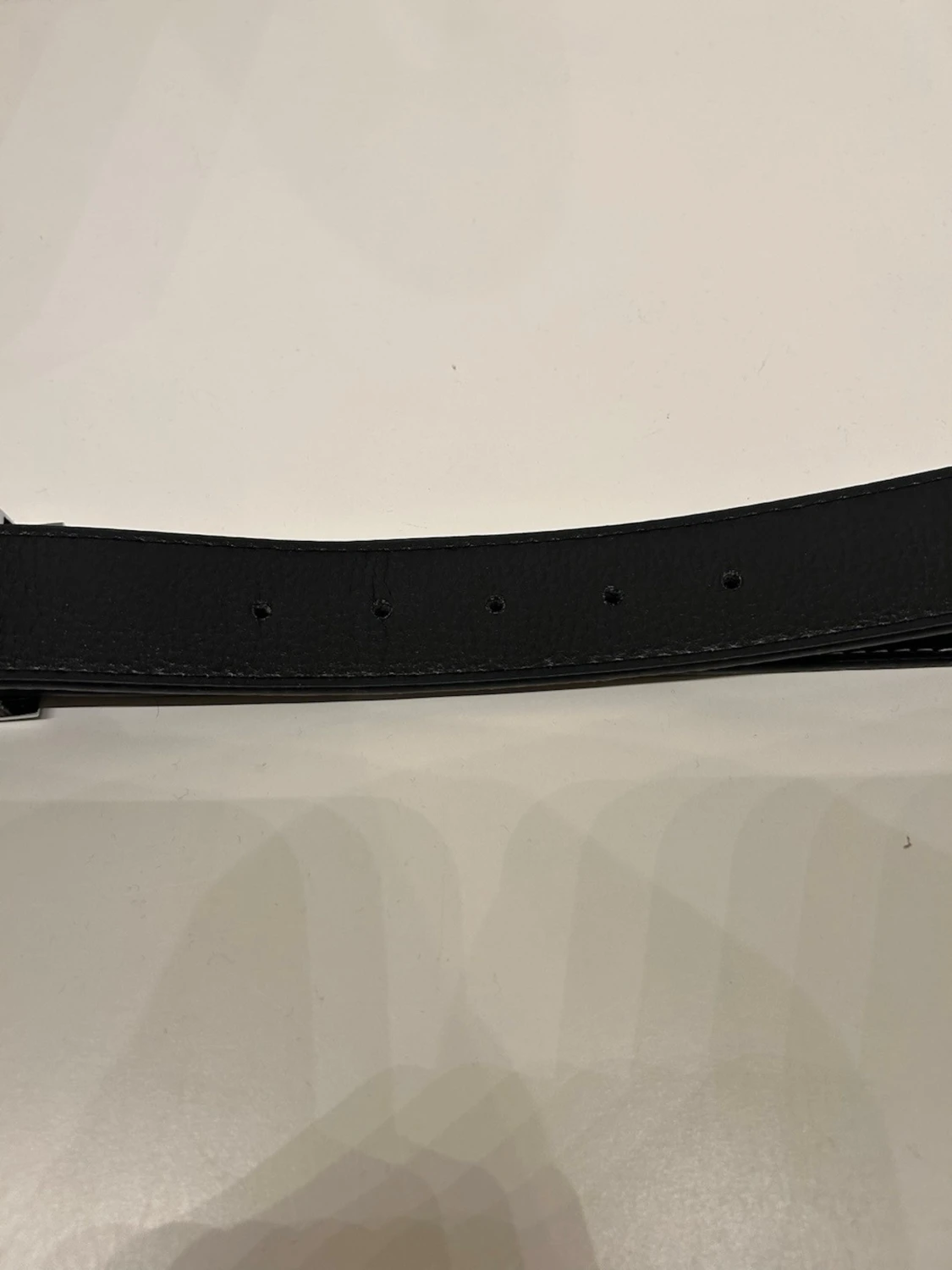 Svart bälte med H spänne - 2