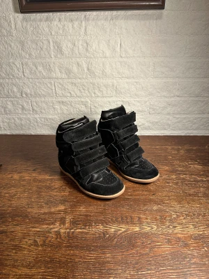 Isabel Marant Svarta - Ett par svarta Isabel Marant i storlek 37! Perfekt för vintern! Hör av dig vid frågor eller funderingar !