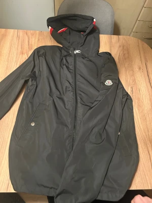 Moncler windbreaker - Säljer denna Moncler windbreakern eftersom den inte kommer till användning längre. Om ni vill ha fler bilder kan ni fråga. Pris kan diskuteras. Storlek 1/S