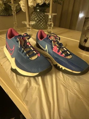 Nike precision 6 - Nike precision IV, som ser fina ut bara att dom har varit använda ute några gånger så undersidan och lite i bak är smutsigt men det går bara och tvätta annars. De funkar exakt som de ska och har inga sätter defekter!! Skriv vid fler frågor!!😅