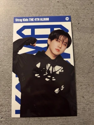 Stray Kids KARMA Chanbin  - Helt ny, från stray kids nya fantastiska album karma! Gjord av en grym och bra kvalité vilket gör så att chanbins mini poster glänser mycket! Eftersom jag inte andvänder honom tänker jag sälja han så ni får chansen att andvända honom! Jag skapar och dekorerar med det jag köper så detta passar inte mig! Och för att Chanbin är inte min bias! Kostar 70kr och kommer med freebies! 