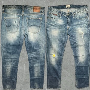 Tommy hilfiger Vintage - Ett par riktigt schyssta vintage jeans med slitningar och snygg tvätt! Skriv vid funderingar💬