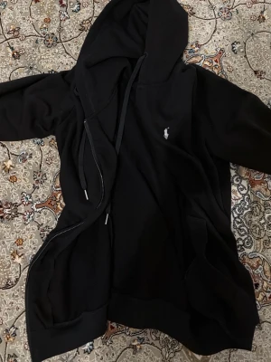 Ralph Lauren  - En väldigt populär zip hoodie som har en magisk sjuk kvalitet har bara använt den 2 gånger den passar fint i överkroppen 