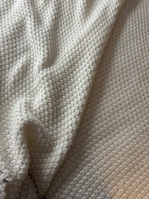 Vit stickad överkast  -  Vit stickad överkast från Mogihome.