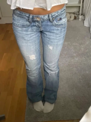Jeans - Säljer dessa super snygga och trendiga jeans, perfekt för alla outfits och hör av dig vid frågor, jag köpte jeansen här på Plick för 1500 men passa ej så säljer för 1000 nu istället 🤩🤩❤️
