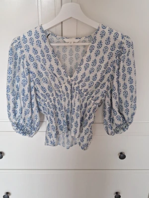 Sommar topp / blus - Jättefin urringad topp från hm med puffärmar.