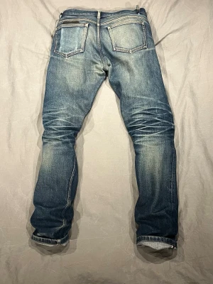 Selvedge A.P.C jeans - Snygga selvedge jeans från apc i ljus blå färg. De är i bra skick med en liten lagning man inte märker av. Jeansen sitter mellan straight och slim.                   Midja: 39cm.        Längd: 100cm.              Skriv vid funderingar!