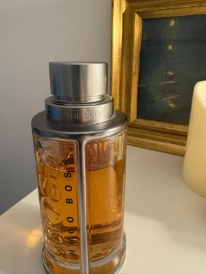 Hugo Boss The Scent 100ml - Stilren parfym från Hugo Boss, The Scent. Flaskan rymmer 100 ml och är tillverkad i Storbritannien. Perfekt för dig som vill ha en klassisk och modern doft i samlingen. Ca 80 ml kvar av flaskan.
