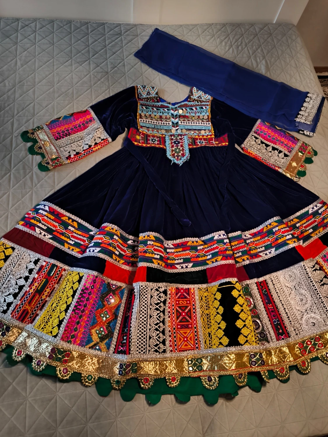 Marinblå långklänning med broderi - 2