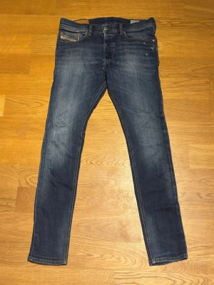 Otroligt feta Diesel jeans  - Tjena! Säljer ett par blå Diesel jeans som är otroligt snygga och i bra skick! Tveka inte om att fråga om du undrar något! 🤗