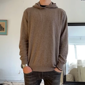 Oscar Jacobson hoodie  - Säljer den här Oscar Jacobson i storlek M för 750kr! Hoodien passar bättre för storlek S. Modellen är 173 & väger 60kg. Skriv om minsta funderingar!