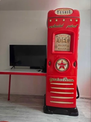 Röd blixten mcqueen bensinpump  - En röd blixten mcqueen bensinpump från Texoil, med stark röd färg och detaljer i guld och svart. Den har en cool vintage look med tryckta texter och stjärnor, perfekt för dig som vill sticka ut med en riktigt annorlunda stil.