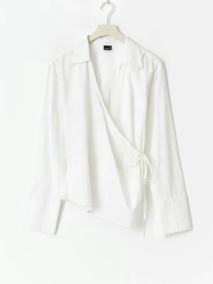 Tie front shirt - Snygg vit omlott skjorta från Gina Tricot med långa ärmar och knyt i sidan. Skjortan har klassisk krage, v-ringning och är tillverkad i ett mjukt bomullstyg. Perfekt att styla med jeans för en clean look. 