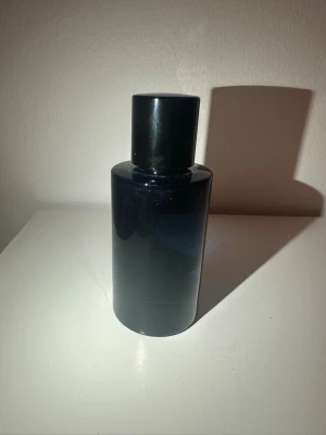 Oud Maracuja dupe - Stilren parfymflaska med minimalistisk design. Tillverkad i U.A.E. Perfekt för dig som vill ha något unikt och trendigt i din samling. Naturlig spray, endast för utvärtes bruk.