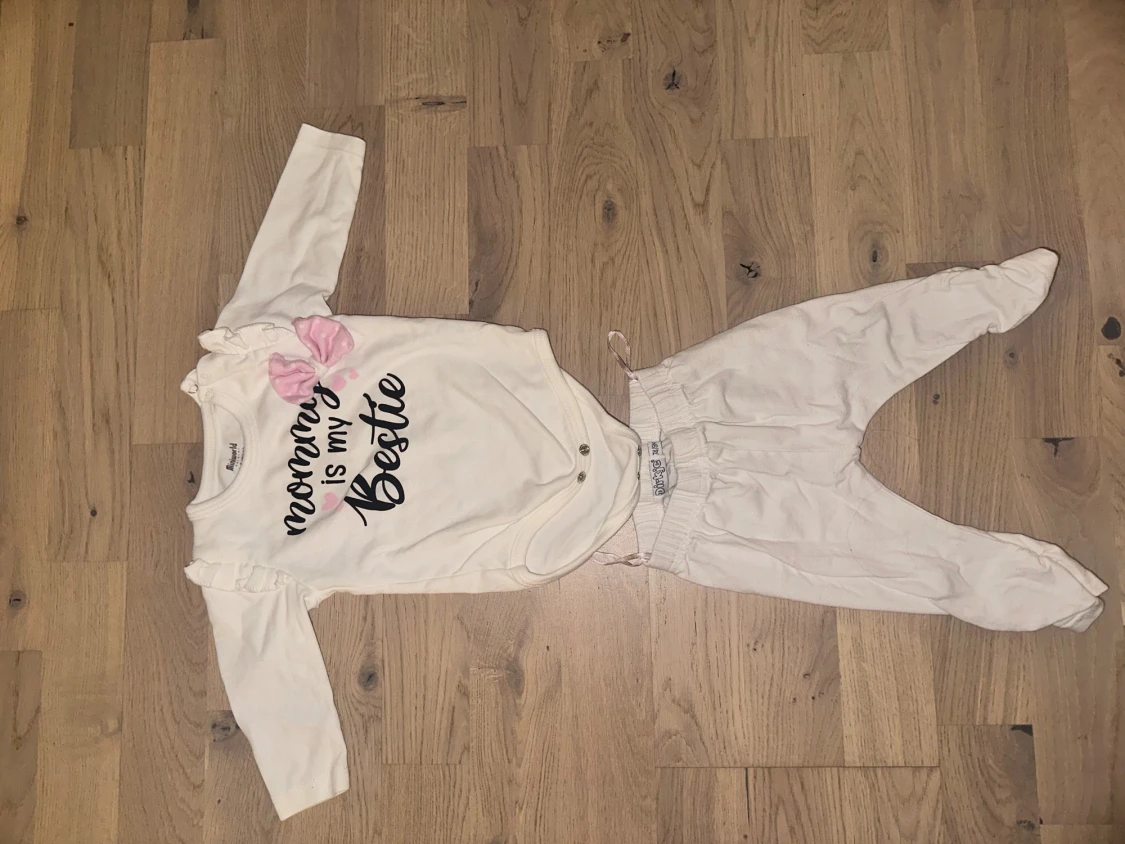 Sött set med body och byxor Vit babyset med text och rosett - 1