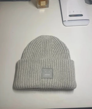 Grå stickad mössa Acne Studios - En jätte fin och varm acne studio mössa. Använd några gånger, men är i nyskick 😊