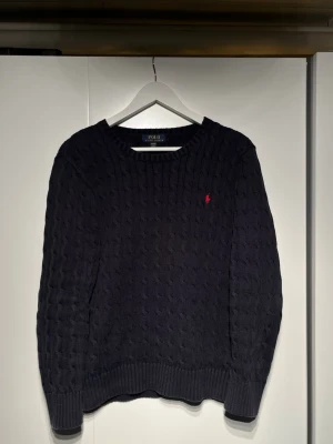 Polo Ralph Lauren Mörkblå stickad tröja - Ralph lauren stickad i fint skick, den är XL (Kids), som är ungefär S på vuxenstorlek. Den passar våran modell utmärk som är 179cm🤩🤟🏻