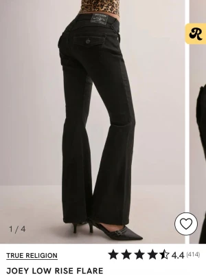 Svarta bootcut jeans True Religion - Snygga svarta jeans från True Religion med låg midja och bootcut-snitt. Modellen heter Joey Low Rise Flare och har klassiska fickor både fram och bak samt knapp och dragkedja. W25 som är som xs/s