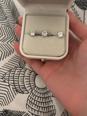 Ring med örhängen från saturno - Äkta silver ring med örhänge set från Saturno Milan. Aldrig använd, org pris 900.