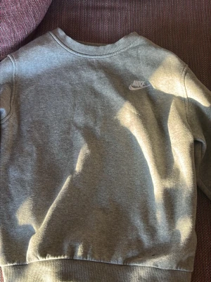Nike sportswear  - Har växt ut denna tröja och vill sälja den. Skriv om ni är intresserade av att köpa den.