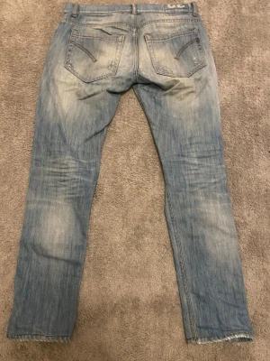 Dundup george jeans i ljusblå - Säljer ett par Dundup george jeans i ljusblå tvätt med slitningar och snygga detaljer. Jag köpte dem på Dundup butiken i Italien förra året för 2700kr så dem är 100% äkta. Skicket är 7/10. Om ni har några frågor är det bara att skriva!