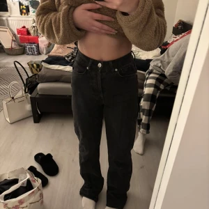 Svarta jeans från Bik Bok - Hej, Säljer mina svarta jeans från Bik Bok, modellen Never Denim Regular Wide. De har hög midja och breda ben. Jeansen är tillverkade i 100% bomull och har klassiska fickor både fram och bak. De är pytte lite slitna längst ner vid kanten. Hör av er vid frågor🥰