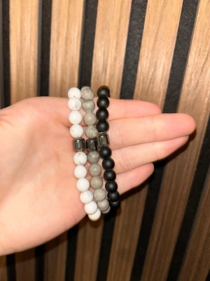 Pärlarmband från Onewear (gammal design) 179kr/st  - Tja, säljer nu pärl armband från Onewear i olika färger, de är gammal design så finns inte att köpa längre. 179kr/st, annars 537kr för alla. Stretch armband. Hör av er vid intresse/ frågor!