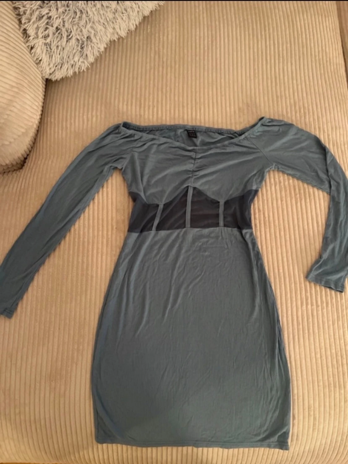 Blå långärmad klänning (off shoulder)