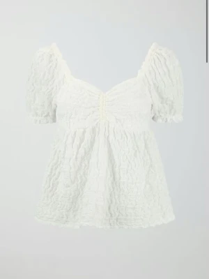 Vit knytnings Topp  - En super gullig topp från gintricot som har puff ärmar och knytning i ryggen . Inga täcken på användning . Använd 1-2 gånger 🌸