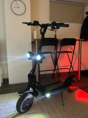 kugoo g booster  - Bilderna visar en elsparkcykel av märket Kugoo med starka LED-lampor kommer ytligare med väska. 