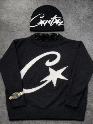 Cortiez & mössa - Svart stickad Cortiez tröja med mössa. Finns size S och finns size M. Den är helt helt ny så passa på och köp dessutom så skickar jag sekunden du köper😝💯