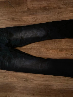 Svarta jeans från Smog - Säljer ett par svarta jeans.