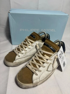 Philippe model skor - Philippe Model skor, box medföljer, äkthets bevis från Vestiaire collective storlek 40 nypris 4500kr mitt pris 1400, skriv vid frågor!