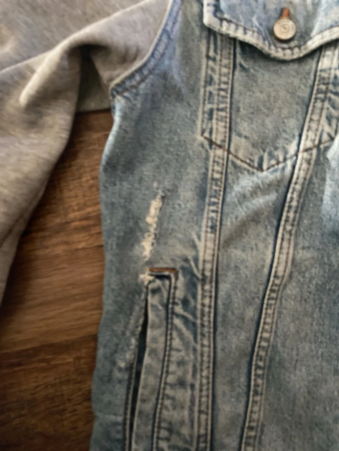 Blå jeansjacka med grå hoodie - 2