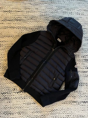 Moncler Cardigan Navy Blue S - Till salu: Moncler Cardigan Mycket snygg och stilren Moncler cardigan i navy blue färg. Endast använd en gång, i utmärkt skick. 	•	Färg: Navy Blue 	•	Storlek: S 	•	Skick: 10/10, Använd en gång 