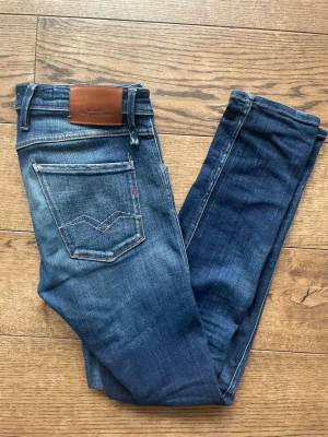 Replay Anbass Jeans - W33 L34 - Snygga jeans från replay.                                            W33 L34 Slim fit                                                                       Mycket bra skick utan skador.                                        Köpta för 1500kr och sparsamt använda
