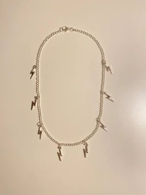 Blixt Halsband  - Blixt halsband • Rostfritt Metall • Justerbar • Handgjord av oss  • Köpt sker via DM eller vår hemsida 🫶🏼