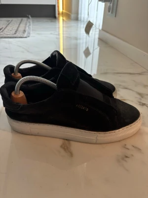 Axel Arigato Laceless Svart - Säljer ett par svarta sneakers från Axel arigato. Storlek 42. Originalsula tillkommer inte. 