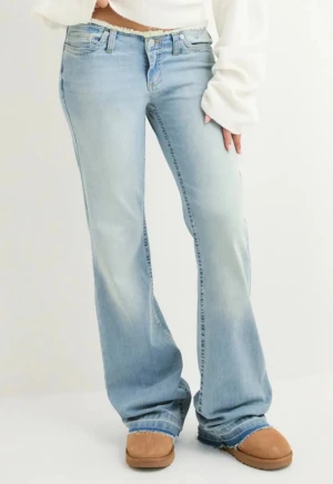 Bootcut ljusblå jeans - Säljer ett par jeans från Nelly som knappt är använda, därmed väldigt bra skick!  Hör av dig om du är intresserad eller har frågor samt fler bilder!