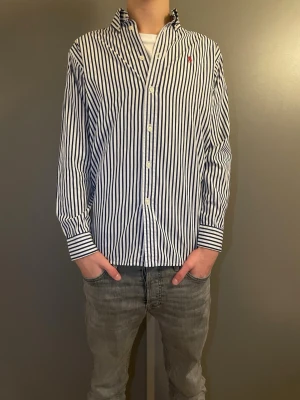 Ralph lauren skjorta 14-16 - Nu är det dags att göra sig av med min Ralph Lauren skjorta. Den är i storlek 14-16 år men den passar som xs. Passar till vilket tillfälle som helst, om du vill va uppklädd eller bara se lite fräschare ut! Använd ca 3 gånger, så den är som ny! Inga defekter. (Modellen på bilden är 173, den passar dig som är 167-176) Har ni nårra frågor eller funderingar så är det bara att höra av sig! MvH VJresell