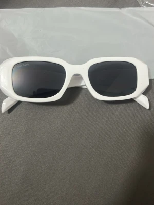 Vita Glassögon från prada - Ett jätte snyggt glassögon från prada dem är perfekt för att ge som ett present till nån vän elle familj 