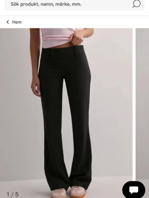 Super Low Waist Flare Suit Pant - Snygga svarta kostymbyxor med bootcut-silhuett och midwaist. Helt slutsåld!!!!!