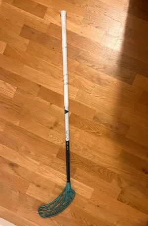 UNIHOC innebandyklubba  - Säljer min nya UNIHOC CARBSKIN Slim TI 29 turkos 96 cm. Klubban är helt ny, du kan få en turkost unilite blad och en vit evolite som är inte hooked. Priset kan också diskuteras!