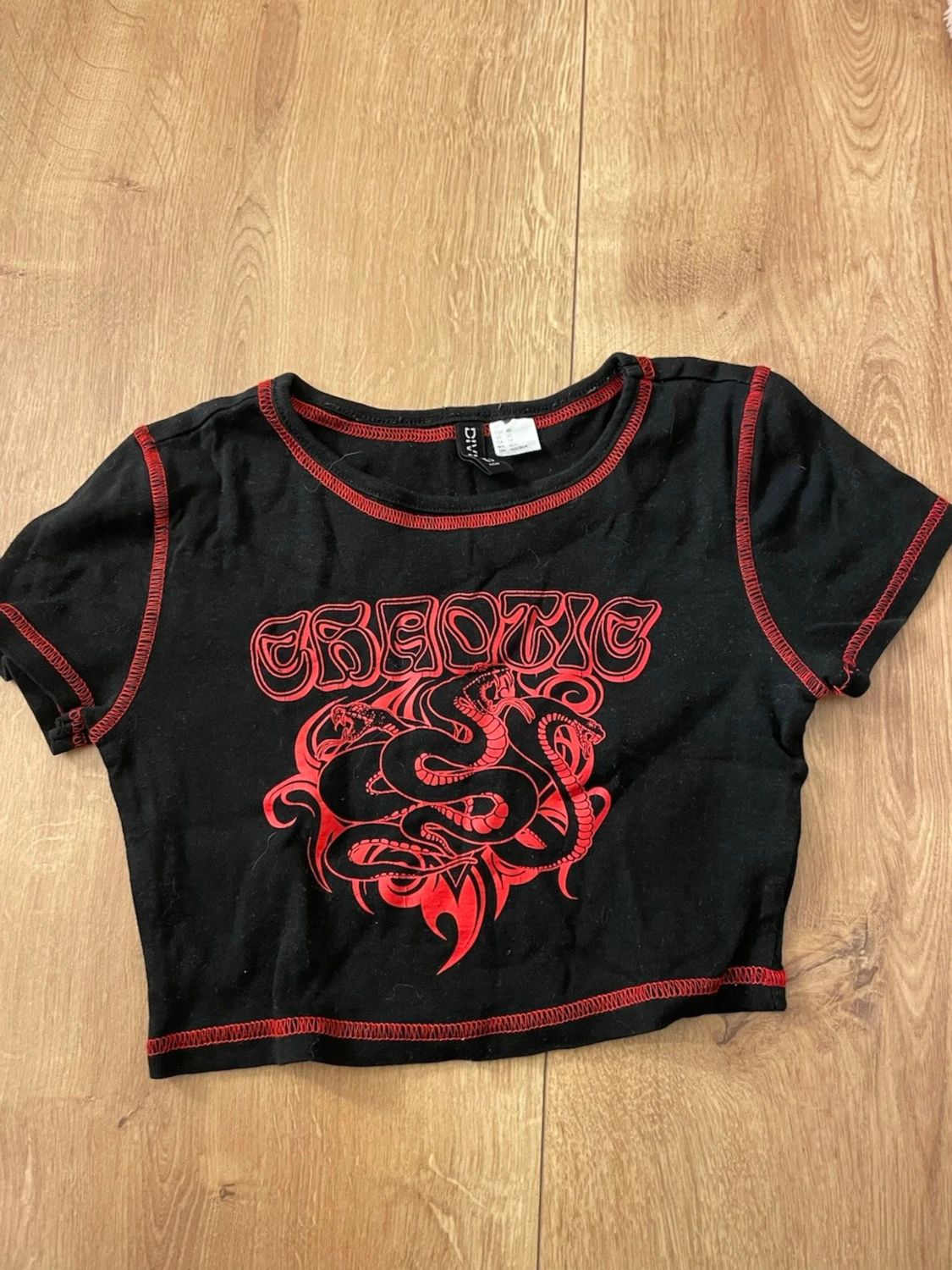 Svart croppad topp med röd print 