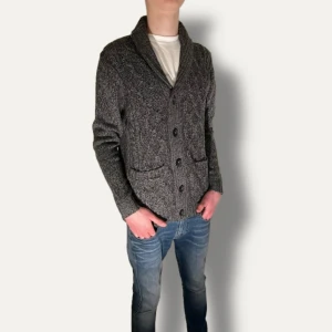 Stickad Cardigan - Nu säljer vi en efterfrågad cardigan som är  stickad. Skicket är helt otroligt bra! Tveka inte på att höra av dig vid minsta fundering!🤩🥇