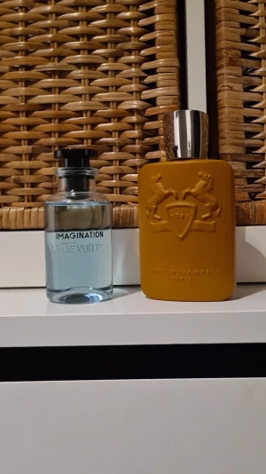 Två parfymer - Hejsan! Det är med stor sorg jag behöver lägga ut dessa två av mina favorit parfymer då jag behöver få löst pengar efter jul :( PDMen är en 125ml flask men jag har använt den lite och jag uppskattar att det är ish 100ml kvar. Lådor och kartonger finns och följer såklart med, 1500 för båda eller 1000 styck, kan även diskutera priset vid smidig affär. Tveka inte att höra av er om ni har några frågor eller funderingar! Tack på förhand.