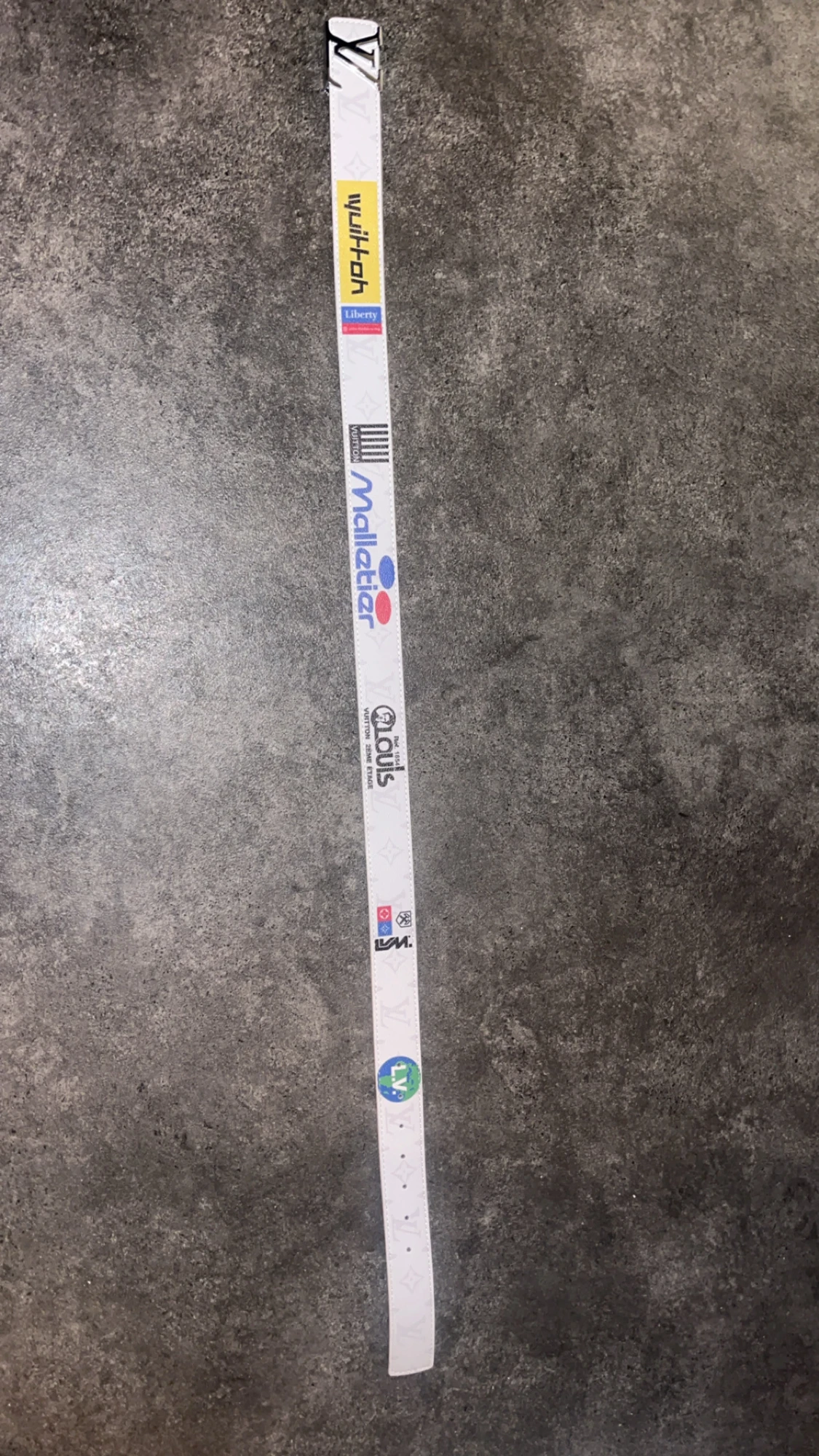 Vit bälte med tryck