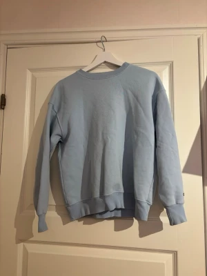 Ljusblå sweatshirt  - Ljusblå sweatshirt från Pull&Bear i storlek Xs. 