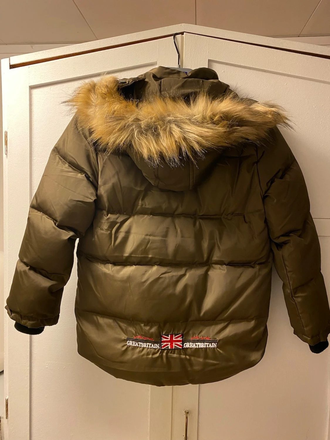 Olivgrön pufferjacka med pälsluva - 1