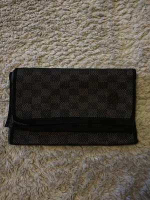 Louis vuttion halsduk  - Louis vuttion halsduk i svart, fraktar inom 24 timmar